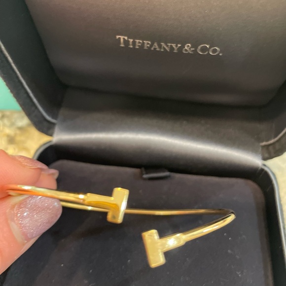 T Wire Bracelet in gold - Picture 4 of 8